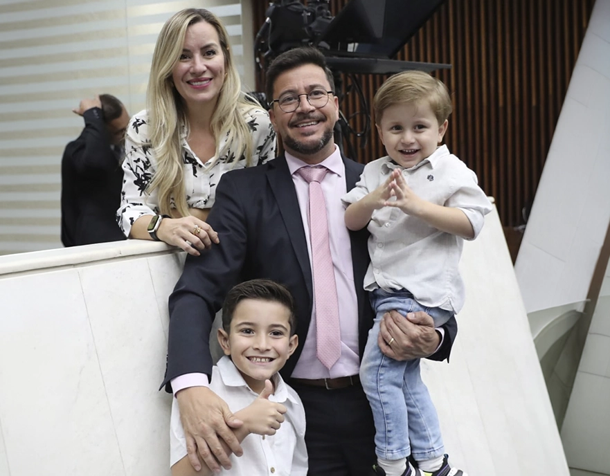 Arilson Chiorato com sua esposa e seus filhos